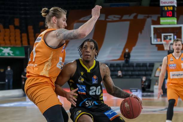 通过引入兼 通过引入兼